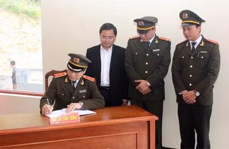Trung tướng Nguyễn Xuân Mười, Phó Tổng cục trưởng Tổng cục XDLL CAND viết lưu bút cảm tưởng tại đền thờ Đại tướng Võ Nguyên Giáp.
