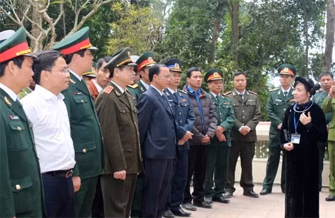 Các đại biểu thăm quan khu di tích rừng Trần Hưng Đạo, nơi thành lập Đội Việt Nam tuyên truyền giải phóng quân, tiền thân của Quân đội nhân dân Việt Nam.