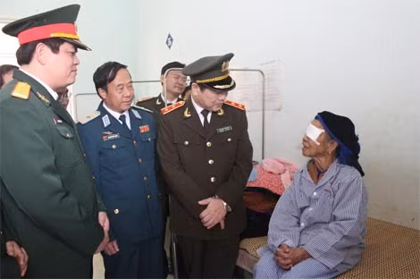 Trung tướng Nguyễn Xuân Mười, Phó Tổng cục trưởng Tổng cục XDLL CAND thăm hỏi, động viên cụ Nông Thị Nháo, 84 tuổi ở xã Tam Kim, huyện Nguyên Bình, Cao Bằng vừa được mổ mắt miễn phí, chương trình do các bác sỹ BV Quân y 108 thực hiện.