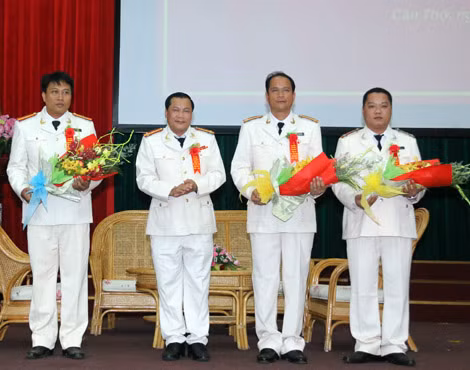 Đại tá Nguyễn Văn Thuận tặng hoa các cá nhân điển hình tiên tiến.