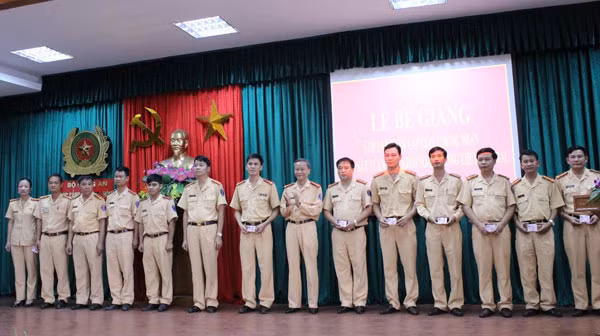 Đại tá Dương Ngọc Tiến trao Giấy chứng nhận Cảnh sát tuần tra, kiểm soát đường thuỷ cho các học viên.