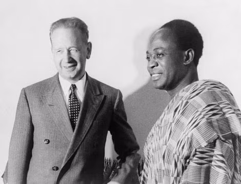 Tổng Thư ký LHQ Dag Hammarskjold cùng Kwane Nkrumah, Tổng thống đầu tiên của Ghana và là người được giải thưởng Hòa bình Lenin.