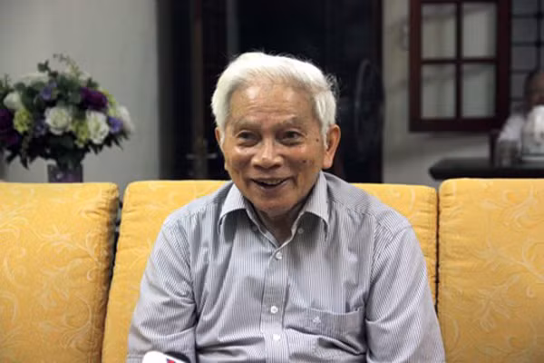 Giáo sư Hoàng Tụy.