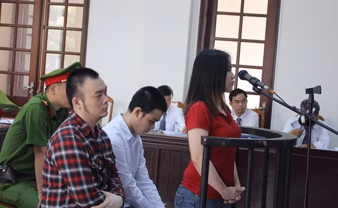 Ba bị cáo tại tòa