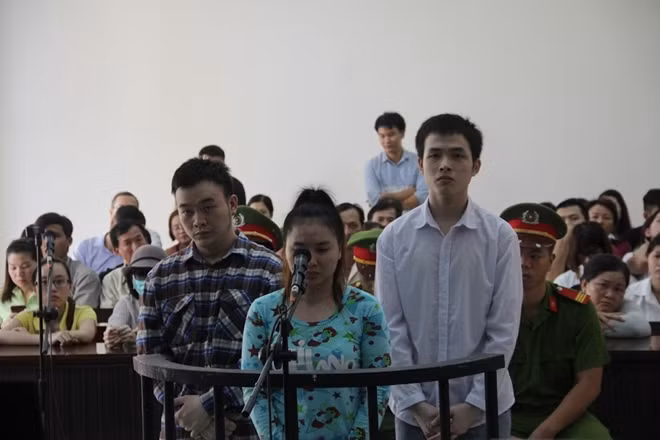 Ba bị cáo tại tòa