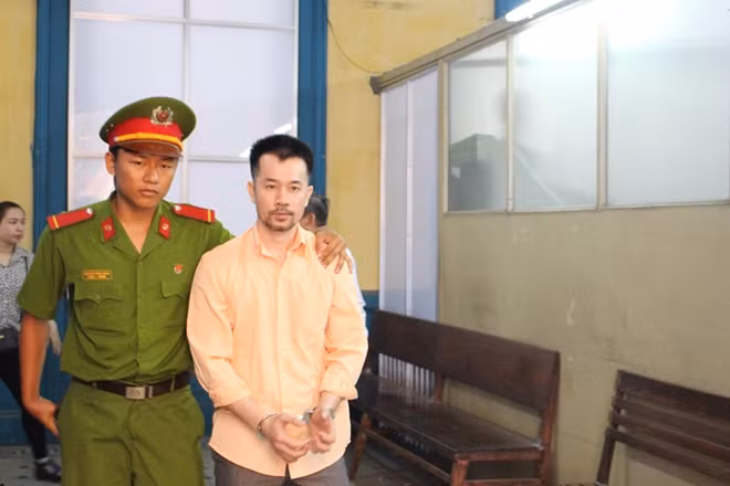 Bị cáo Phạm Trung Dũng sau phiên xử