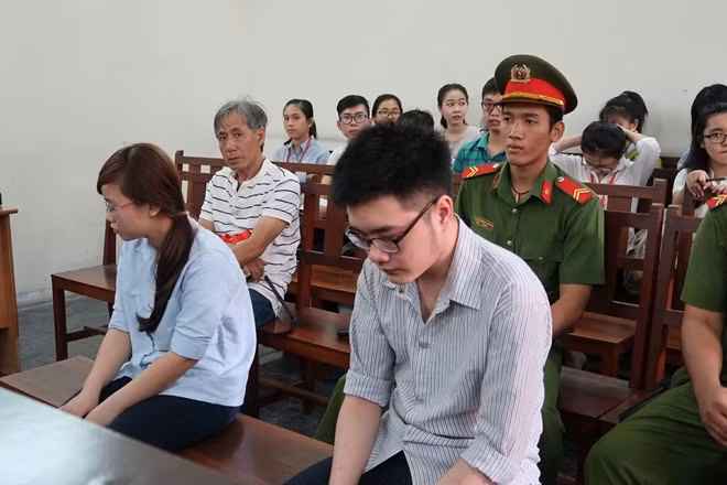 Hai bị cáo tại toà