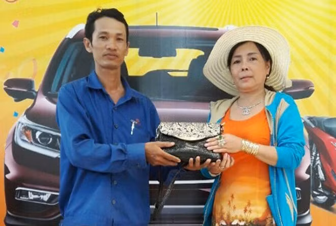 Anh Trần Văn Khương trả lại tài sản đánh rơi cho chị Ngọc Yến