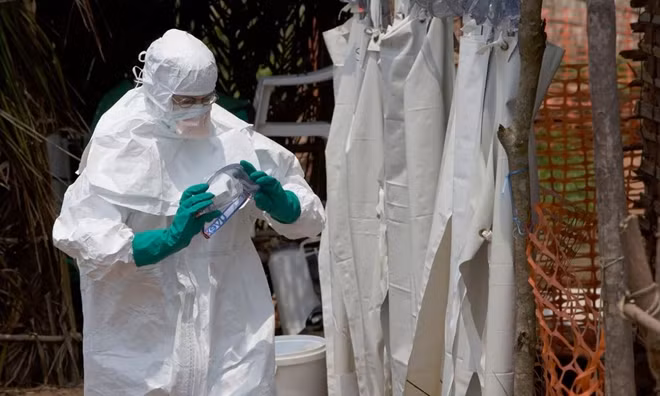 Nhân viên y tế tại trung tâm cách ly Ebola ở Kampungu (Congo), trong một đợt dịch bùng phát