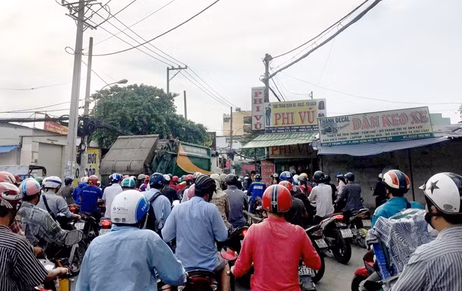 Điểm nút thắt cổ chai trên đường Lê Trọng Tấn, quận Tân Phú