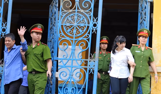 Hai bị cáo sau phiên xử