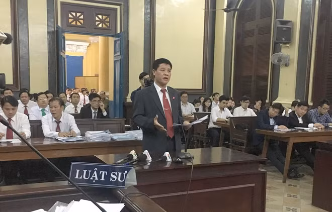 Đại diện Vinasun (đứng) trình bày tại toà