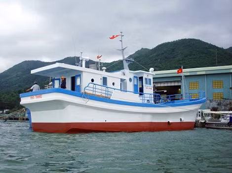 Một tàu cá bằng vật liệu composite được hạ thủy tại Viện Nghiên cứu và Chế tạo tàu thủy. Ảnh:UNINSHIP.