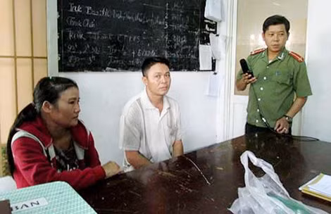 Vợ chồng "đinh tặc" Nghiêm Văn Long - Nguyễn Thị Thúy tại cơ quan Công an.