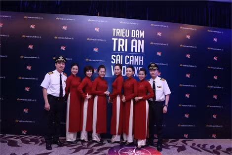 Đại diện tiếp viên và phi công của VNA trong buổi lễ triệu dặm tri ân, sải cánh vươn xa.