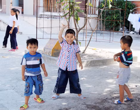 Những đứa trẻ nô đùa sau giờ lên lớp tại xã đảo Song Tử Tây.