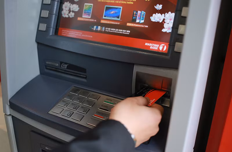 Rút tiền tại máy ATM của Maritime Bank.