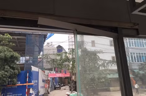 Một nhà chờ xe buýt nhanh đã hư hỏng dù chưa đưa vào sử dụng.