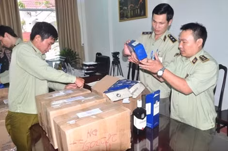 Lãnh đạo Đội QLTT số 10 kiểm tra số hàng không rõ nguồn gốc.