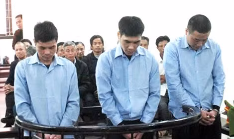 Ba bị cáo tại phiên xử.