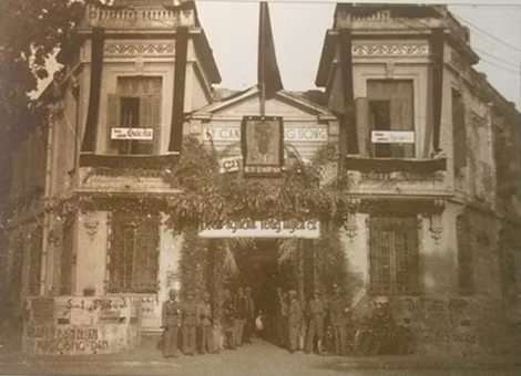 Điểm bỏ phiếu tại bốt Hàng Trống đầu giờ sáng ngày 6-1-1946.
