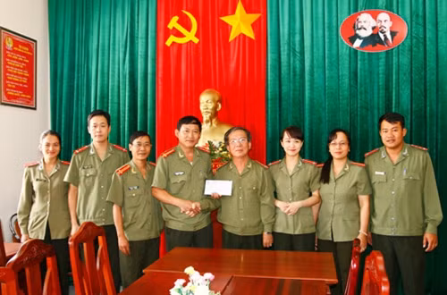 Đại tá Đặng Văn Lân đến thăm, chúc Tết và trao quà hỗ trợ cho cán bộ, chiến sỹ Công an tỉnh Gia Lai.