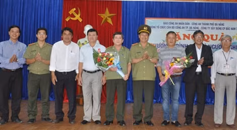 Đảng ủy, UBND phường Hòa Hải tặng hoa cám ơn Đoàn công tác xã hội- từ thiện Báo CAND