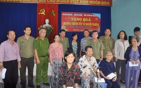 Đại diện Báo CAND, Công ty CP Xây dựng Bắc Nam 79, Công an TP Đà Nẵng, Công an quận Hải Châu trao quà các hộ nghèo phường Bình Hiên