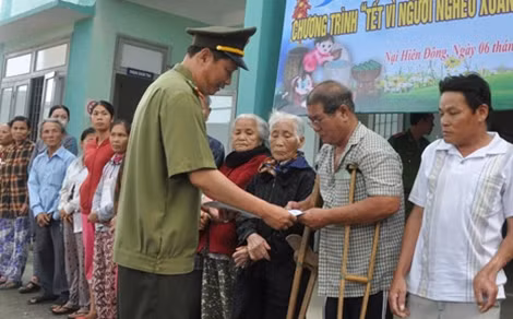 Đại diện Báo CAND trao quà các hộ nghèo vùng ven Đà Nẵng