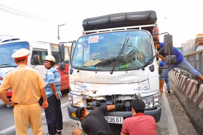 Một trong 9 phương tiện bị hư hỏng trong vụ tông xe dây chuyền