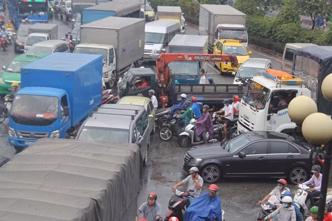 Ùn ứ giao thông nghiêm trọng kéo dài trên QL1
