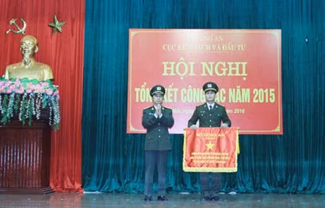 Thứ trưởng Thường trực Đặng Văn Hiếu trao cờ của Bộ Công an tặng tập thể của Phòng Kế hoạch - Đầu tư và Trang bị.