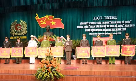 Các cá nhân, tập thể xuất sắc nhận Huân chương bảo vệ Tổ quốc, Cờ thi đua, Bằng khen tại Hội nghị.