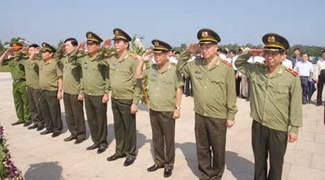 Bộ trưởng Trần Đại Quang dâng hương, tưởng niệm Mẹ Việt Nam anh hùng tại Tượng đài Mẹ Việt Nam anh hùng tỉnh Quảng Nam.