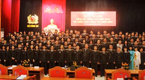Thứ trưởng Thường trực Đặng Văn Hiếu chụp ảnh lưu niệm cùng cán bộ chiến sĩ Cục Đối ngoại.