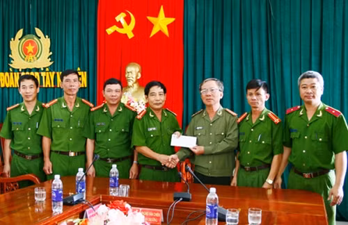 Đại tá Đặng Văn Lân đến thăm, chúc Tết và trao quà cho cán bộ, chiến sỹ Trung đoàn Cảnh sát cơ động Tây Nguyên.