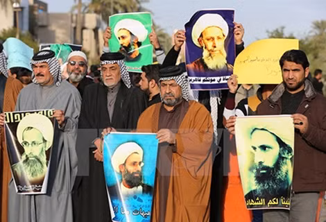 Người biểu tình phản đối việc xử tử giáo sĩ Hồi giáo dòng Shiite tại Baghdad, Iraq.