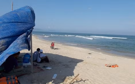Bãi biển Điện Ngọc nơi nạn nhân bị sóng biển cuốn mất tích.
