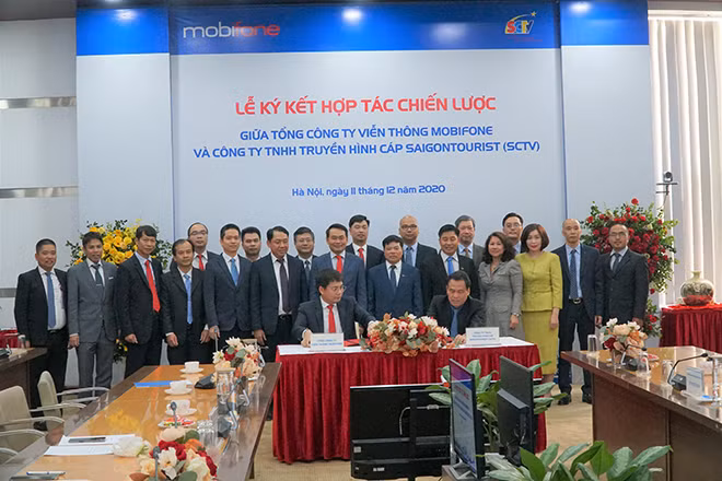 Đại diện MobiFone - Ông Tô Mạnh Cường - Tổng giám đốc ký kết hợp tác chiến lược với Ông Trần Văn Úy - Tổng giám đốc SCTV Đại diện MobiFone - Ông Tô Mạnh Cường - Tổng giám đốc ký kết hợp tác chiến lược với Ông Trần Văn Úy - Tổng giám đốc SCTV