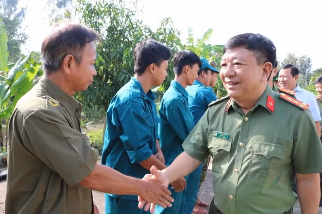 Đại tá Đỗ Triệu Phong thăm các chốt phòng, chống dịch COVID-19