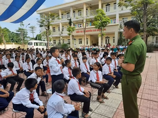 Tuyên truyền luật giao thông, tác hại ma túy và phòng chống xâm hại tình dục trẻ em trong nhà trường