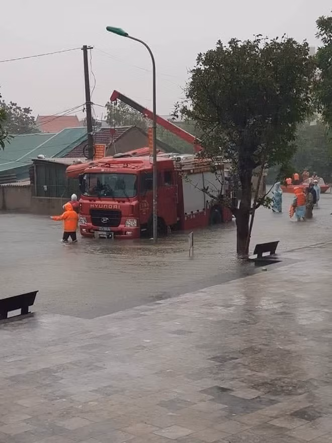 Nhiều tuyến đường TP Vinh ngập nặng, một số hộ gia đình nước đã ngập vào nhà.