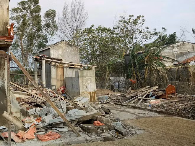 Những ngôi nhà sập hoàn toàn sau bão lũ