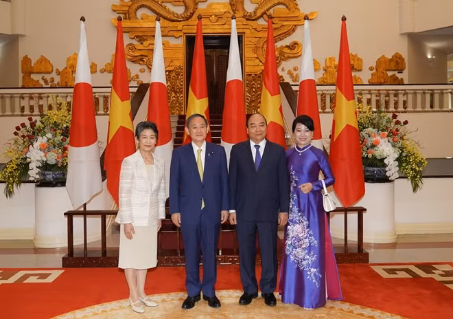 Thủ tướng Nguyễn Xuân Phúc và phu nhân, Thủ tướng Nhật Bản Suga Yoshihide và phu nhân tại lễ đón . (Ảnh: VGP)