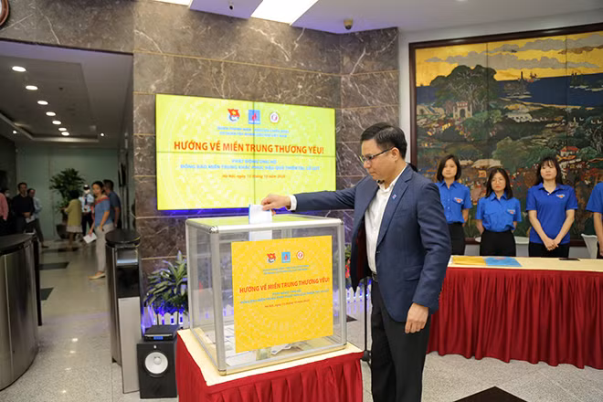 Tổng giám đốc PVN Lê Mạnh Hùng tham gia quyên góp ủng hộ đồng bào miền Trung