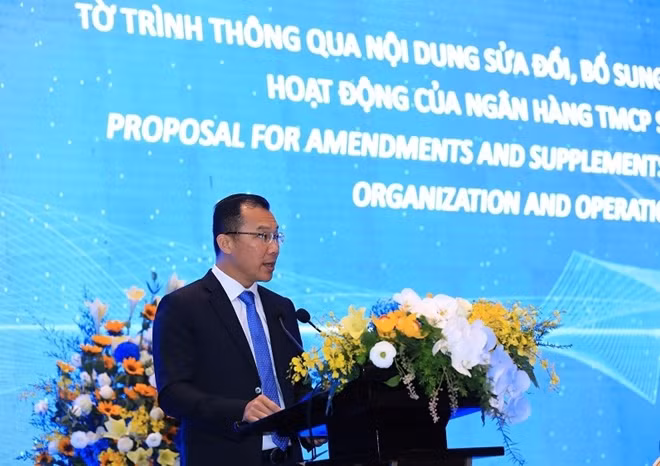 Ông Hoàng Minh Hoàn - P.TGĐ thường trực - trình Đại hội thông qua tờ trình nội dung sửa đổi, bổ sung Điều lệ tổ chức và hoạt động của SCB.