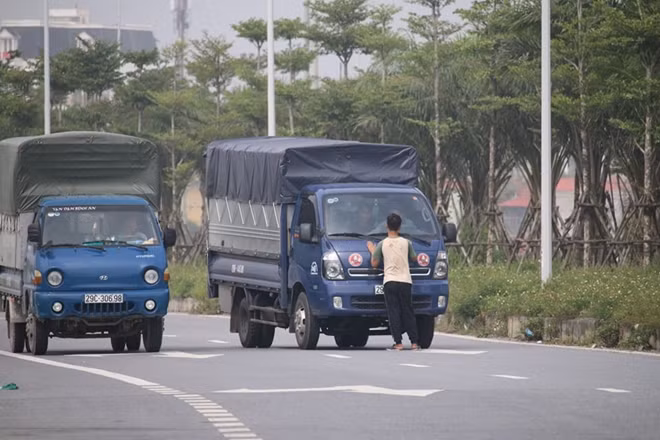 Nam thanh niên lao ra đường Cienco 5 chặn ô tô xin tiền qua địa bàn huyện Thanh Oai, Hà Nội
