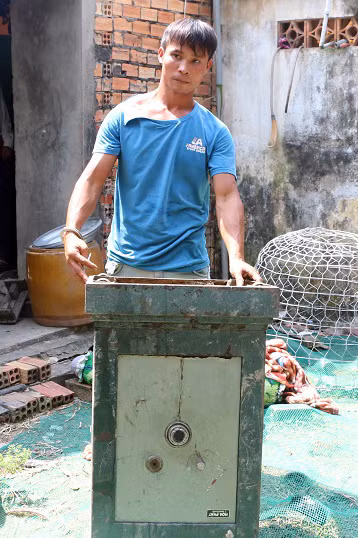 Đối tượng Nhanh cùng tang vật.