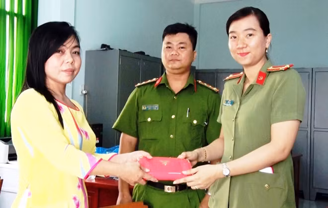Trung úy Bùi Tú Anh trao trả lại tài sản cho người bị mất.
