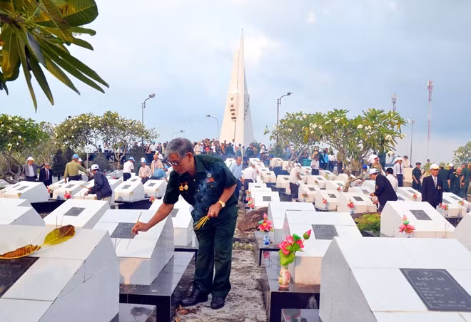 Các đại biểu, cựu tù chính trị kính cẩn dâng hương cho đồng đội, chiến sĩ đã hy sinh tại Nghĩa trang Liệt sĩ Phú Quốc.